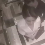Nadzorna Kamera Je Snimila Kako Čovjek Uznemirava Ženu U Liftu: Ali, Pričekajte Dok Ne Vidite Šta Se Događa Na 0:21 Min!
